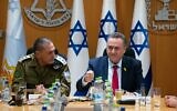 Le ministre de la Défense, Israel Katz (à droite), et le nouveau chef d'état-major de l'armée israélienne, le lieutenant-général Eyal Zamir (à gauche), rencontrant le Conseil d'état-major de l'armée israélienne, le 5 mars 2025. (Crédit : Ariel Hermoni/Ministère de la Défense)