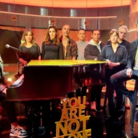 Le chanteur et interprète Hanan Ben Ari, à gauche, avec les acteurs de « Eretz Nehederet » chantant une chanson pour l'otage Alon Ohel, mars 2025. (Autorisation)