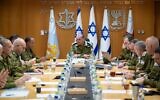 Le nouveau chef d'état-major de l'armée israélienne, le lieutenant-général Eyal Zamir, rencontrant le Conseil d'état-major de l'armée israélienne, le 5 mars 2025. (Crédit : Armée israélienne)