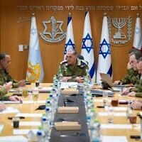 Le nouveau chef d'état-major de l'armée israélienne, le lieutenant-général Eyal Zamir, rencontrant le Conseil d'état-major de l'armée israélienne, le 5 mars 2025. (Crédit : Armée israélienne)