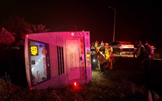 Les secours près d'un bus accidenté dans le sud d'Israël, le 9 mars 2025. (Crédit : MDA)