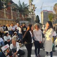 Anat Angrest(à gauche), Viki Cohen (au centre) et Einav Zangauker s'exprimant lors d'une manifestation devant le ministère de la Défense, à Tel Aviv, le 9 mars 2025. (Crédit : Mishmeret 101)