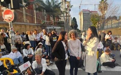 Anat Angrest(à gauche), Viki Cohen (au centre) et Einav Zangauker s'exprimant lors d'une manifestation devant le ministère de la Défense, à Tel Aviv, le 9 mars 2025. (Crédit : Mishmeret 101)