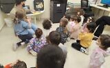 Des enfants du Kindergarten of Dreams participent à un atelier animé par Alex Chen pour imprimer eux-mêmes leurs jouets à l'aide d'imprimantes 3D, à l'initiative de l'association Zégué zen, à Ramat Gan, le 12 mars 2025. (Autorisation)