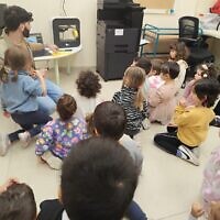 Des enfants du Kindergarten of Dreams participent à un atelier animé par Alex Chen pour imprimer eux-mêmes leurs jouets à l'aide d'imprimantes 3D, à l'initiative de l'association Zégué zen, à Ramat Gan, le 12 mars 2025. (Autorisation)
