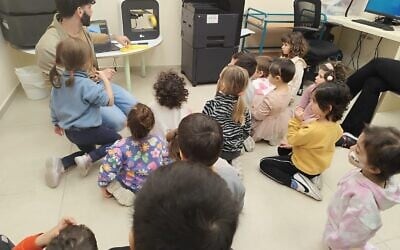 Des enfants du Kindergarten of Dreams participent à un atelier animé par Alex Chen pour imprimer eux-mêmes leurs jouets à l'aide d'imprimantes 3D, à l'initiative de l'association Zégué zen, à Ramat Gan, le 12 mars 2025. (Autorisation)