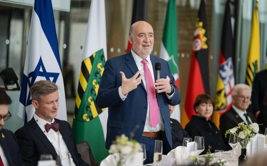 L'ambassadeur d'Israël en Allemagne Ron Prosor s'adresse à la Conférence des ministres-présidents, le 12 mars 2025 (Crédit : Media Service Saxony) L'ambassadeur d'Israël en Allemagne Ron Prosor s'adresse à la Conférence des ministres-présidents, le 12 mars 2025 (Crédit : Media Service Saxony)