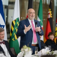 L'ambassadeur d'Israël en Allemagne Ron Prosor s'adresse à la Conférence des ministres-présidents, le 12 mars 2025 (Crédit : Media Service Saxony)