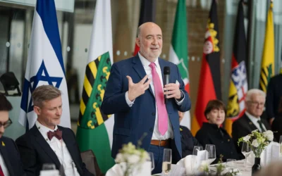 L'ambassadeur d'Israël en Allemagne Ron Prosor s'adresse à la Conférence des ministres-présidents, le 12 mars 2025 (Crédit : Media Service Saxony)