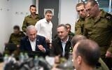 Le ministre de la Défense Israel Katz , au centre à droite, lors d'une évaluation de la situation avec le Premier ministre Benjamin Netanyahu, le chef d'état-major de l'armée Eyal Zamir, et d'autres responsables, le 18 mars 2025. (Ariel Hermoni/Ministère de la Défense)