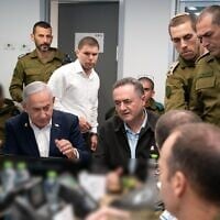 Le ministre de la Défense Israel Katz , au centre à droite, lors d'une évaluation de la situation avec le Premier ministre Benjamin Netanyahu, le chef d'état-major de l'armée Eyal Zamir, et d'autres responsables, le 18 mars 2025. (Ariel Hermoni/Ministère de la Défense)