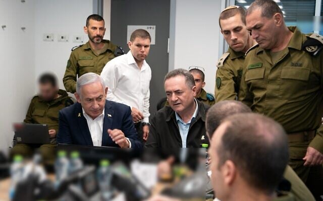 Le ministre de la Défense Israel Katz , au centre à droite, lors d'une évaluation de la situation avec le Premier ministre Benjamin Netanyahu, le chef d'état-major de l'armée Eyal Zamir, et d'autres responsables, le 18 mars 2025. (Ariel Hermoni/Ministère de la Défense) Le ministre de la Défense Israel Katz , au centre à droite, lors d'une évaluation de la situation avec le Premier ministre Benjamin Netanyahu, le chef d'état-major de l'armée Eyal Zamir, et d'autres responsables, le 18 mars 2025. (Ariel Hermoni/Ministère de la Défense)