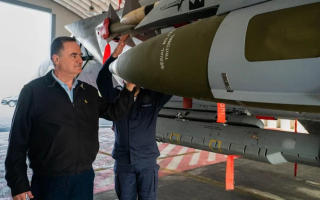 Le ministre de la Défense, Israel Katz, visite la base aérienne de Tel Nof, le 18 mars 2025. (Crédit : Ariel Hermoni/Ministère de la Défense) Le ministre de la Défense, Israel Katz, visite la base aérienne de Tel Nof, le 18 mars 2025. (Crédit : Ariel Hermoni/Ministère de la Défense)