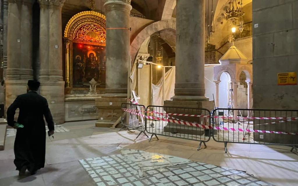 L'église du Saint-Sépulcre pendant des travaux de rénovation, en mars 2025. (Crédit : Rossella Tercatin/Times of Israel) L'église du Saint-Sépulcre pendant des travaux de rénovation, en mars 2025. (Crédit : Rossella Tercatin/Times of Israel)