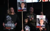 Herut Nimrodi, à l'extrême gauche, lors d'un rassemblement du samedi soir pour les otages, le 22 mars 2025, sur la place des Otages de Tel Aviv. (Crédit : Lior Rotstein)