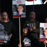 Herut Nimrodi, à l'extrême gauche, lors d'un rassemblement du samedi soir pour les otages, le 22 mars 2025, sur la place des Otages de Tel Aviv. (Crédit : Lior Rotstein)