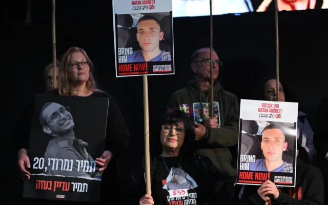 Herut Nimrodi, à l'extrême gauche, lors d'un rassemblement du samedi soir pour les otages, le 22 mars 2025, sur la place des Otages de Tel Aviv. (Crédit : Lior Rotstein) Herut Nimrodi, à l'extrême gauche, lors d'un rassemblement du samedi soir pour les otages, le 22 mars 2025, sur la place des Otages de Tel Aviv. (Crédit : Lior Rotstein)