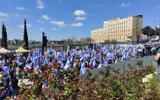 Des milliers de manifestants ose rassemblent devant la Knesset à Jérusalem tandis que le cabinet se réunit pour discuter d'une motion de défiance à l'encontre de la procureure générale Gali Baharav-Miara, le 23 mars 2025. (Yifat Yogev/Mouvement de protestation pro-démocratie) Des milliers de manifestants ose rassemblent devant la Knesset à Jérusalem tandis que le cabinet se réunit pour discuter d'une motion de défiance à l'encontre de la procureure générale Gali Baharav-Miara, le 23 mars 2025. (Yifat Yogev/Mouvement de protestation pro-démocratie)