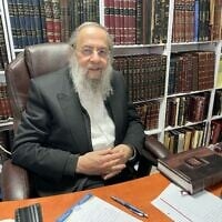 Le rabbin David Leybel, fondateur d'Achvat Torah, dans son bureau de Jérusalem, en mars 2025 (Crédit : Rossella Tercatin/Times of Israel)