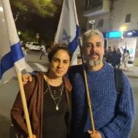 Illustration : Ben Rigler, qui a manifesté à Tel Aviv le 22 mars 2025 avec sa compagne Odaya, a déclaré qu'il n'avait pas participé à des manifestations depuis le 7 octobre 2023. (Crédit : Deborah Danan / JTA)