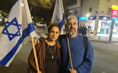 Illustration : Ben Rigler, qui a manifesté à Tel Aviv le 22 mars 2025 avec sa compagne Odaya, a déclaré qu'il n'avait pas participé à des manifestations depuis le 7 octobre 2023. (Crédit : Deborah Danan / JTA)