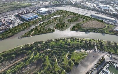 Une projection d'architecte d'un parc en cours de construction au milieu d'un marais salé à l'endroit où la rivière Kishon se jette dans la mer, qui fait partie des plans pour la réhabilitation de la baie de Haïfa, dans le nord d'Israël. (Autorité de la rivière Kishon)