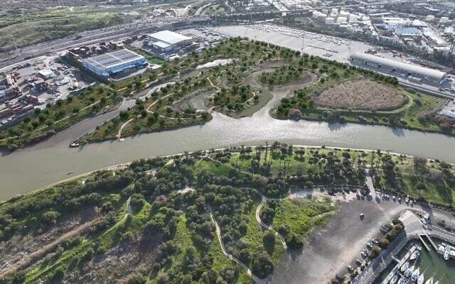 Une projection d'architecte d'un parc en cours de construction au milieu d'un marais salé à l'endroit où la rivière Kishon se jette dans la mer, qui fait partie des plans pour la réhabilitation de la baie de Haïfa, dans le nord d'Israël. (Autorité de la rivière Kishon) Une projection d'architecte d'un parc en cours de construction au milieu d'un marais salé à l'endroit où la rivière Kishon se jette dans la mer, qui fait partie des plans pour la réhabilitation de la baie de Haïfa, dans le nord d'Israël. (Autorité de la rivière Kishon)