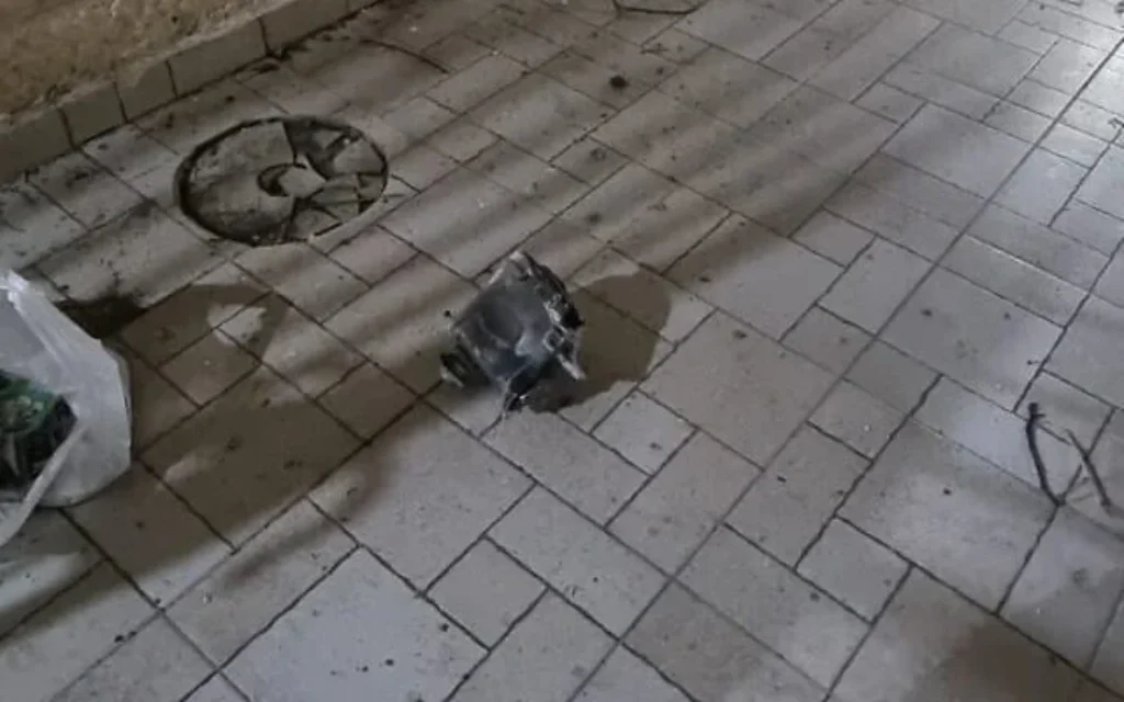 Des éclats d'obus après l'interception d'un missile balistique houthi tiré sur Israël depuis le Yémen sont visibles à Beit Shemesh, le 25 mars 2025. (Service d'incendie et de secours)