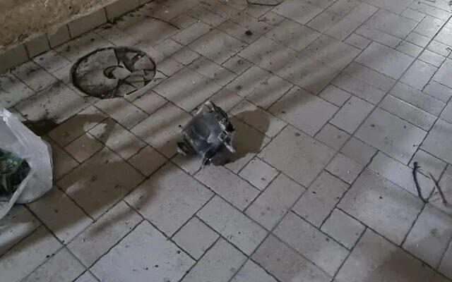 Des éclats d'obus après l'interception d'un missile balistique houthi tiré sur Israël depuis le Yémen sont visibles à Beit Shemesh, le 25 mars 2025. (Service d'incendie et de secours) Des éclats d'obus après l'interception d'un missile balistique houthi tiré sur Israël depuis le Yémen sont visibles à Beit Shemesh, le 25 mars 2025. (Service d'incendie et de secours)