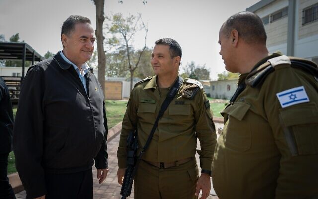 Le ministre de la Défense Israel Katz (à gauche) rencontre le chef du Commandement Sud, le major général Yaniv Asor (au centre) et le chef d'état-major adjoint de Tsahal, le major général Tamir Yadai, sur la base de la Division de Gaza, près de Reim, le 25 mars 2025. (Shira Keinan/Ministère de la Défense) Le ministre de la Défense Israel Katz (à gauche) rencontre le chef du Commandement Sud, le major général Yaniv Asor (au centre) et le chef d'état-major adjoint de Tsahal, le major général Tamir Yadai, sur la base de la Division de Gaza, près de Reim, le 25 mars 2025. (Shira Keinan/Ministère de la Défense)