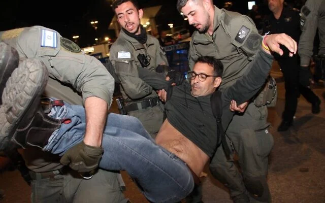 La police évacue un manifestant anti-gouvernement devant la Knesset, à Jérusalem, le 25 mars 2024. (Reuven G.Sz/Mouvement de protestation pro-démocratie) La police évacue un manifestant anti-gouvernement devant la Knesset, à Jérusalem, le 25 mars 2024. (Reuven G.Sz/Mouvement de protestation pro-démocratie)