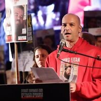 L'ex-otage Iaïr Horn s'exprimant sur la Place des Otages, à Tel Aviv, le 29 mars 2025. (Crédit : Alon Gilboa/Forum des otages et des familles de disparus)