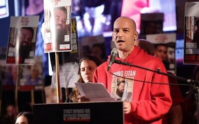 L'ex-otage Iaïr Horn s'exprimant sur la Place des Otages, à Tel Aviv, le 29 mars 2025. (Crédit : Alon Gilboa/Forum des otages et des familles de disparus)