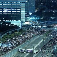 Une foule de manifestants anti-gouvernement rassemblée devant le siège du ministère de la Défense à Tel Aviv, le 29 mars 2025. (Crédit : Yair Palti/Mouvement de protestation pro-démocratie)