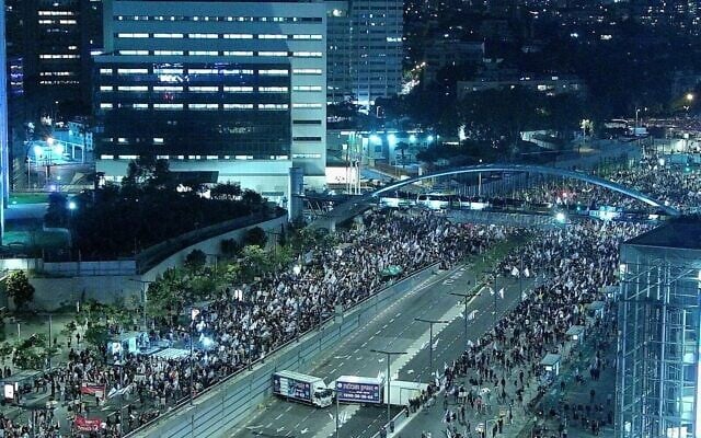 Une foule de manifestants anti-gouvernement rassemblée devant le siège du ministère de la Défense à Tel Aviv, le 29 mars 2025. (Crédit : Yair Palti/Mouvement de protestation pro-démocratie) Une foule de manifestants anti-gouvernement rassemblée devant le siège du ministère de la Défense à Tel Aviv, le 29 mars 2025. (Crédit : Yair Palti/Mouvement de protestation pro-démocratie)