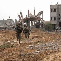 Des soldats de la 5ᵉ brigade de réserve de l'armée israélienne opérant dans le sud de la bande de Gaza, à Khuzaa, sur cette photo non datée publiée le 29 décembre 2023. (Crédit : Armée israélienne)