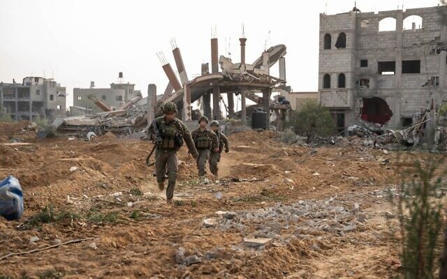 Des soldats de la 5ᵉ brigade de réserve de l'armée israélienne opérant dans le sud de la bande de Gaza, à Khuzaa, sur cette photo non datée publiée le 29 décembre 2023. (Crédit : Armée israélienne) Des soldats de la 5ᵉ brigade de réserve de l'armée israélienne opérant dans le sud de la bande de Gaza, à Khuzaa, sur cette photo non datée publiée le 29 décembre 2023. (Crédit : Armée israélienne)
