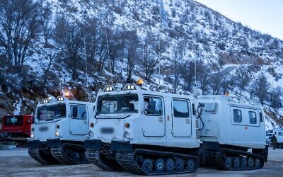 Une photo non datée montre des véhicules dans la station de ski du Hermon, dans le nord d'Israël. (Armée israélienne)
