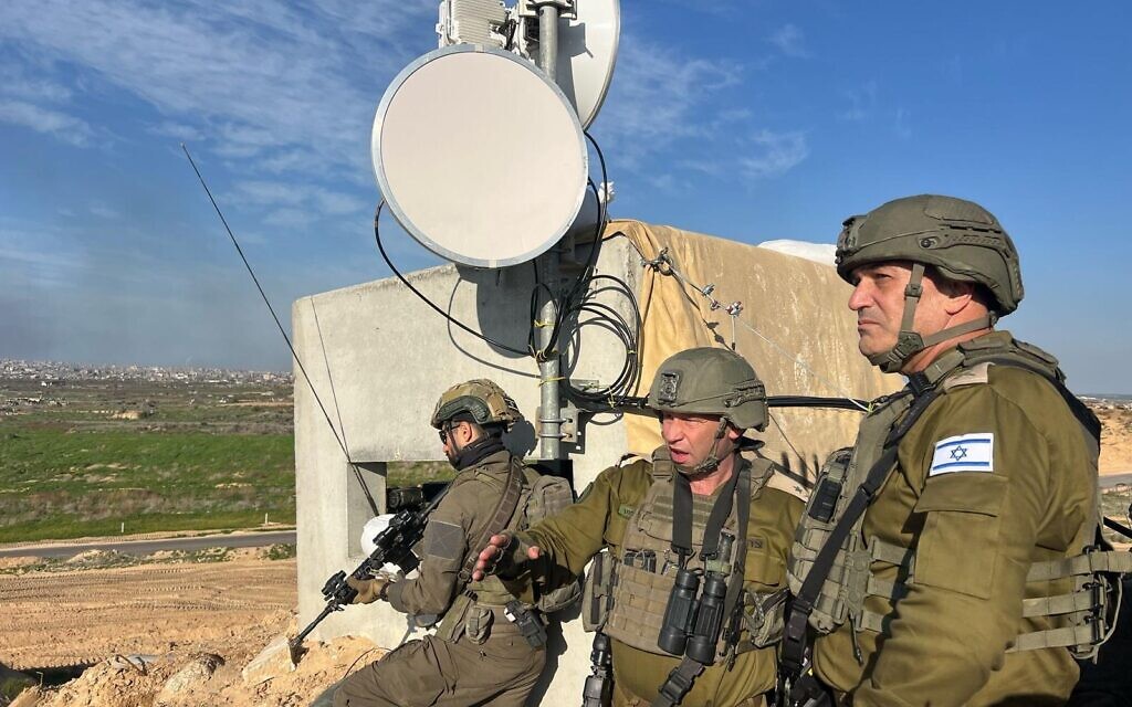 Illustration : Le nouveau chef d'état-major des Tsahal, le général Eyal Zamir (à droite), rencontre le chef du Commandement Sud, le général Yaron Finkelman, dans la bande de Gaza, sur une photo publiée le 4 mars 2025. (Armée israélienne)