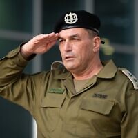 Le nouveau chef d'état-major de l'armée israélienne, le lieutenant-général Eyal Zamir, salue lors d'une cérémonie de passation de pouvoir au quartier général de l'armée à Tel Aviv, le 5 mars 2025. (Crédit : Tsahal)