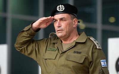 Le nouveau chef d'état-major de l'armée israélienne, le lieutenant-général Eyal Zamir, salue lors d'une cérémonie de passation de pouvoir au quartier général de l'armée à Tel Aviv, le 5 mars 2025. (Crédit : Tsahal)