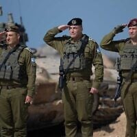 Le nouveau chef du Commandement du Sud, le général de division Yaniv Asor (à gauche), le chef d'état-major de l'armée israélienne, le général Eyal Zamir (au centre), et le chef sortant du Commandement du Sud, le général de division Yaron Finkelman, lors d'une cérémonie de passation de pouvoir, à Gaza, le 12 mars 2025. (Crédit : Armée israélienne)