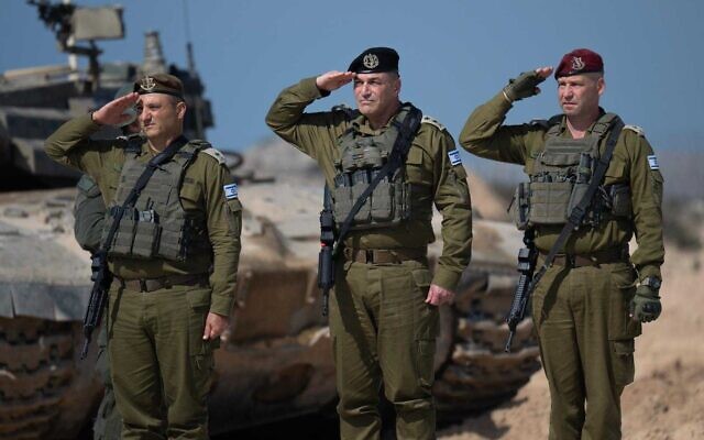 Le nouveau chef du Commandement du Sud, le général de division Yaniv Asor (à gauche), le chef d'état-major de l'armée israélienne, le général Eyal Zamir (au centre), et le chef sortant du Commandement du Sud, le général de division Yaron Finkelman, lors d'une cérémonie de passation de pouvoir, à Gaza, le 12 mars 2025. (Crédit : Armée israélienne)