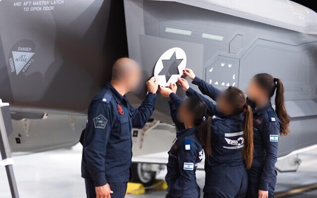 Des autocollants de l'armée de l'air israélienne apposés sur les avions de chasse F-35 nouvellement arrivés, sur une photo publiée le 16 mars 2025. (Crédit Armée de l'air israélienne) Des autocollants de l'armée de l'air israélienne apposés sur les avions de chasse F-35 nouvellement arrivés, sur une photo publiée le 16 mars 2025. (Crédit Armée de l'air israélienne)