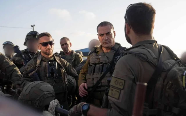 Le chef d'état-major de Tsahal, le lieutenant-général Eyal Zamir, au centre, et le chef de la division de Gaza de Tsahal, le général de brigade Barak Hiram, à gauche, rencontrent les troupes à Rafah, dans le sud de Gaza, le 18 mars 2025. (Crédit : Tsahal) Le chef d'état-major de Tsahal, le lieutenant-général Eyal Zamir, au centre, et le chef de la division de Gaza de Tsahal, le général de brigade Barak Hiram, à gauche, rencontrent les troupes à Rafah, dans le sud de Gaza, le 18 mars 2025. (Crédit : Tsahal)