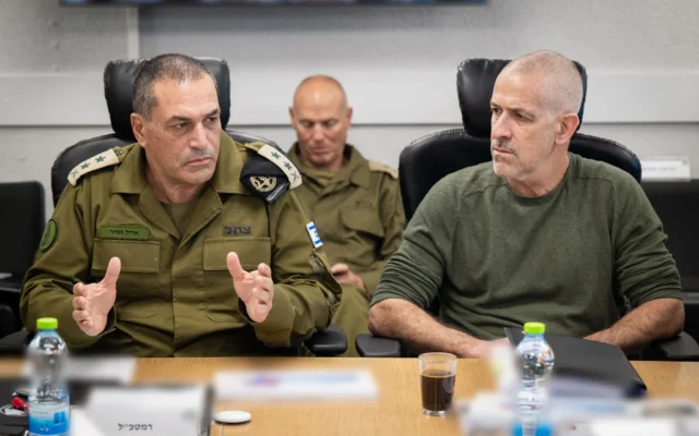 Le chef d'état-major de Tsahal, le lieutenant-général Eyal Zamir (à gauche) et le chef du Shin Bet, Ronen Bar (à droite), procèdent à une évaluation au commandement du Sud de Tsahal, le 21 mars 2025. (Crédit : armée israélienne) Le chef d'état-major de Tsahal, le lieutenant-général Eyal Zamir (à gauche) et le chef du Shin Bet, Ronen Bar (à droite), procèdent à une évaluation au commandement du Sud de Tsahal, le 21 mars 2025. (Crédit : armée israélienne)