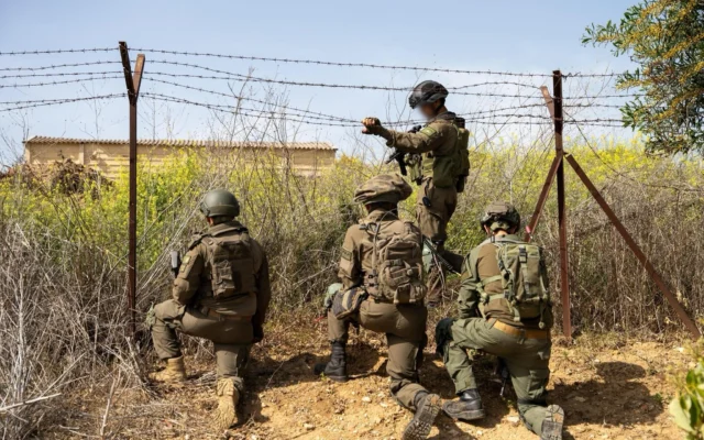 Des troupes de l'armée israélienne effectuent un exercice à la frontière libanaise, le 26 mars 2025. (Crédit : Armée israélienne) Des troupes de l'armée israélienne effectuent un exercice à la frontière libanaise, le 26 mars 2025. (Crédit : Armée israélienne)