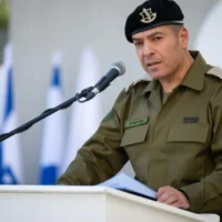Le nouveau porte-parole de Tsahal, le général de brigade Effie Defrin, prend la parole lors de la passation de pouvoir sur une base militaire à Tel Aviv, le 27 mars 2025. (Armée israélienne)