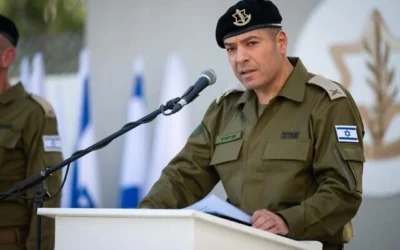 Le nouveau porte-parole de Tsahal, le général de brigade Effie Defrin, prend la parole lors de la passation de pouvoir sur une base militaire à Tel Aviv, le 27 mars 2025. (Armée israélienne)