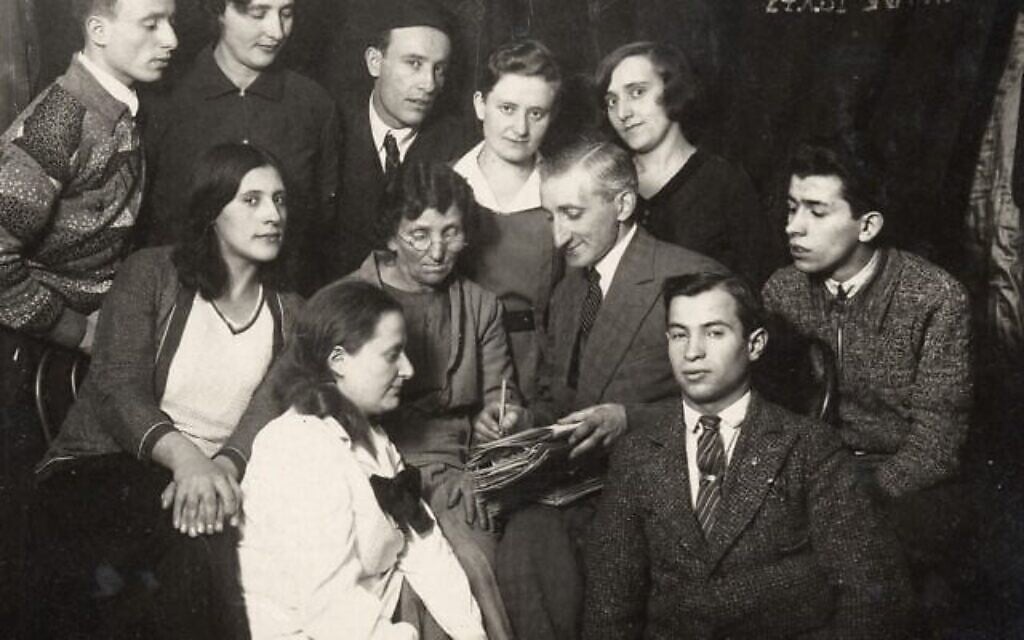 Des membres du Cercle des collectionneurs de folklore YIVO, connus sous le nom de zamlers, à Varsovie, 1931. (Avec l'aimable autorisation de l'Institut YIVO pour la recherche juive)